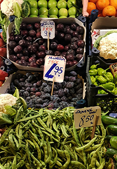 Homem vendendo em um mercado de rua